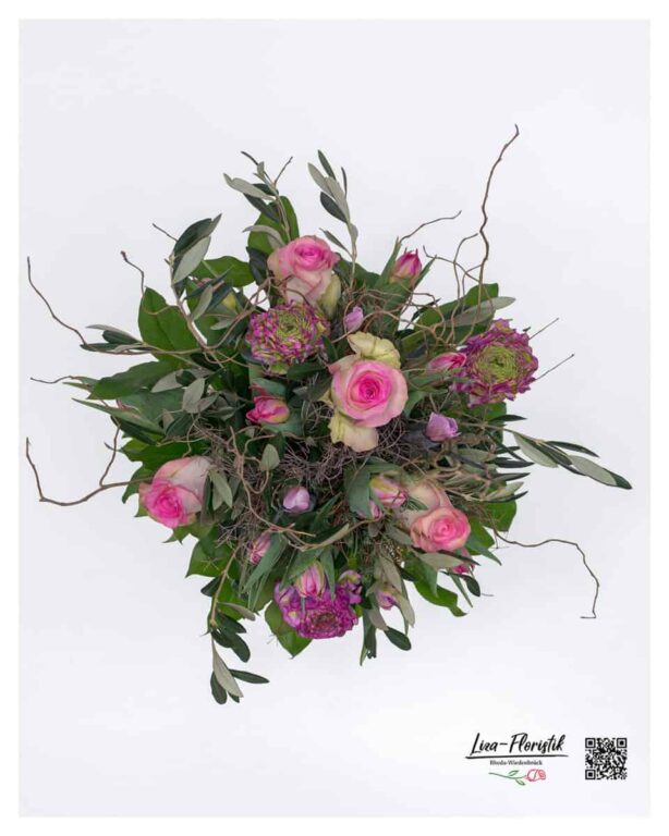 Frühlingsstrauß mit Ranunkeln, rosa Rosen, Tulpen und Eukalyptus in zarten Farben, locker und hochwertig gebunden