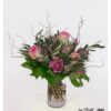 Frühlingsstrauß mit Ranunkeln, rosa Rosen, Tulpen und Eukalyptus in zarten Farben, locker und hochwertig gebunden