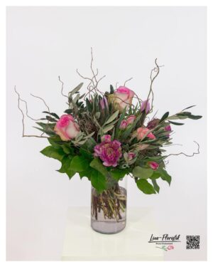 Frühlingsstrauß mit Ranunkeln, rosa Rosen, Tulpen und Eukalyptus in zarten Farben, locker und hochwertig gebunden