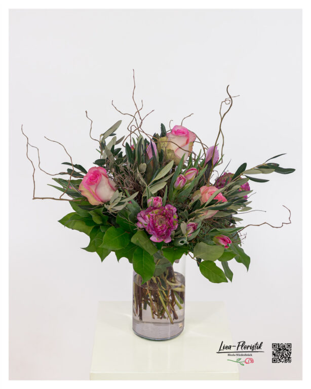 Frühlingsstrauß mit Ranunkeln, rosa Rosen, Tulpen und Eukalyptus in zarten Farben, locker und hochwertig gebunden