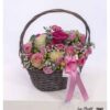Blumenkorb gesteckt – liebevoll arrangiert mit Premium Rosen in Rosa, Pink und Creme, Polyantharosen, Schleierkraut und Eukalyptus