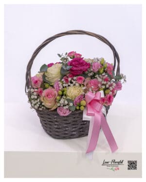 Blumenkorb gesteckt – liebevoll arrangiert mit Premium Rosen in Rosa, Pink und Creme, Polyantharosen, Schleierkraut und Eukalyptus