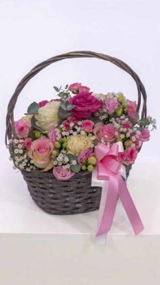 Blumenkorb gesteckt – liebevoll arrangiert mit Premium Rosen in Rosa, Pink und Creme, Polyantharosen, Schleierkraut und Eukalyptus