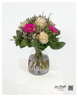 Blumenstrauß mit Premium Rosen, Gerbera, Schleierkraut, Wachsblumen und Kamille