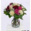 Bunter Blumenstrauß mit Rosen in verschiedenen Farben und weißem Schleierkraut