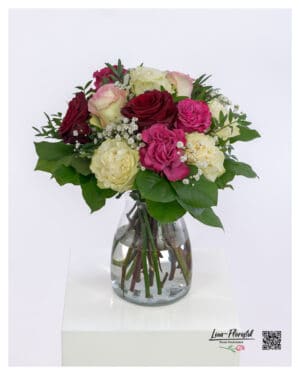 Bunter Blumenstrauß mit Rosen in verschiedenen Farben und weißem Schleierkraut