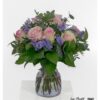 Blumenstrauß mit lila Statice, verschiedenen rosa Rosen, weissem Schleierkraut und Eukalyptus