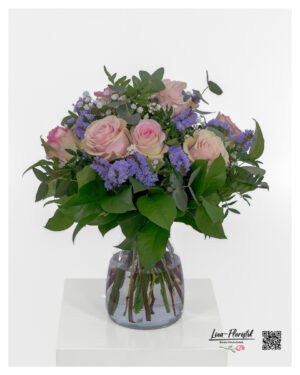 Blumenstrauß mit lila Statice, verschiedenen rosa Rosen, weissem Schleierkraut und Eukalyptus