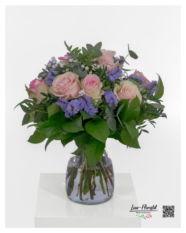 Blumenstrauß mit lila Statice, verschiedenen rosa Rosen, weissem Schleierkraut und Eukalyptus