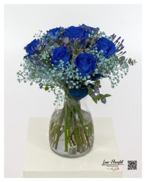 Blumenstrauß mit blauen Rosen, Vergissmeinnicht, türkises Schleierkraut und Eukalyptus