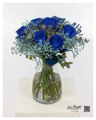 Blumenstrauß mit blauen Rosen, Vergissmeinnicht, türkises Schleierkraut und Eukalyptus