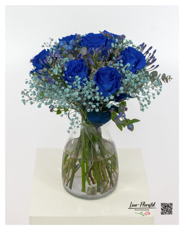 Blumenstrauß mit blauen Rosen, Vergissmeinnicht,  türkises Schleierkraut und Eukalyptus