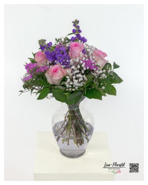 Blumenstrauß mit Levkojen und rosa Rosen
