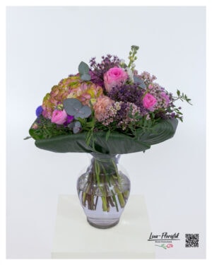 Bunter Blumenstrauß mit Rosen und Hortensien