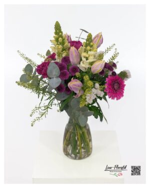 Frühlingsstrauß mit Löwenmäulchen, Lilien, Eukalyptus, Thlaspi, Gerbera und weißer Statice
