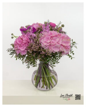 Üppiger Hortensienstrauß in Rosa mit großen Blütenköpfen, Ranunkeln, Statice und Wachsblumen
