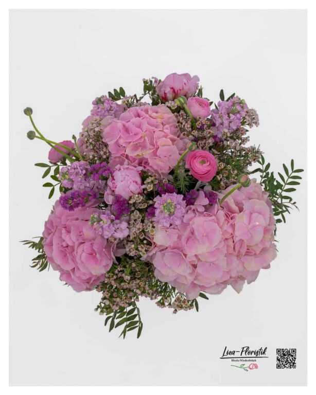 Detailansicht eines rosa Blumenstraußes mit Hortensien, Ranunkeln, Statice und Wachsblumen – florale Komposition mit Pistaziengrün