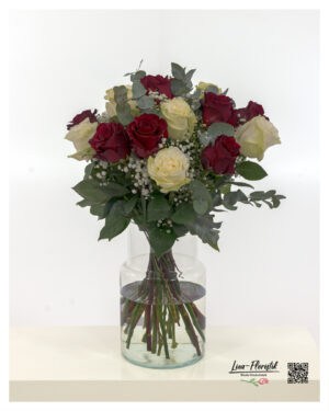 Blumenstrauß mit 15 Premium Rosen in rot-weiß, Eukalyptus und weißem Schleierkraut