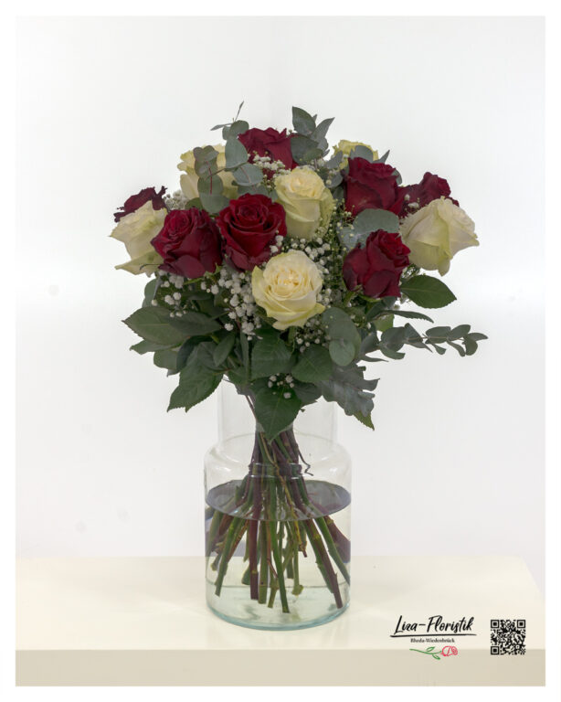 Blumenstrauß mit 15 Premium Rosen in rot-weiß, Eukalyptus und weißem Schleierkraut