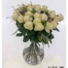 Bouquet mit goldenen Elementen und cremeweißen Premium Rosen, üppig gebunden und mit einer edlen, harmonischen Ausstrahlung.