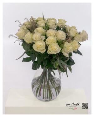 Bouquet mit goldenen Elementen und cremeweißen Premium Rosen, üppig gebunden und mit einer edlen, harmonischen Ausstrahlung.