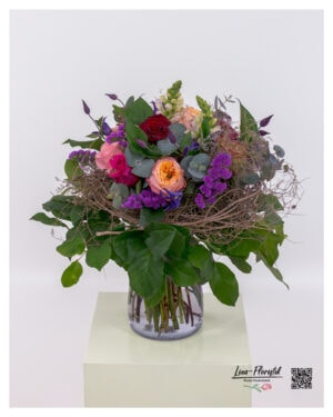 Kreativ gebundener Blumenstrauß mit bunten Premium Rosen und Clematis – mit Löwenmäulchen, Statice, Disteln und dekorativem Flechtwerk