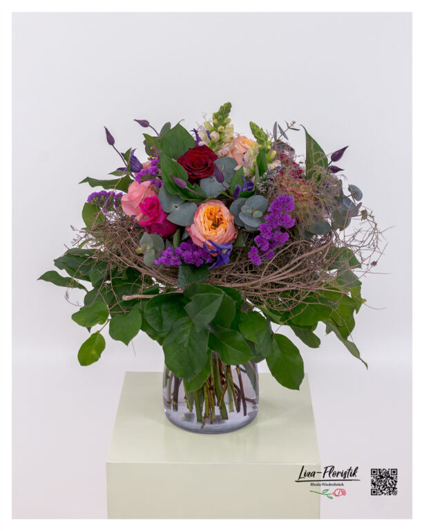 Kreativ gebundener Blumenstrauß mit bunten Premium Rosen und Clematis – mit Löwenmäulchen, Statice, Disteln und dekorativem Flechtwerk