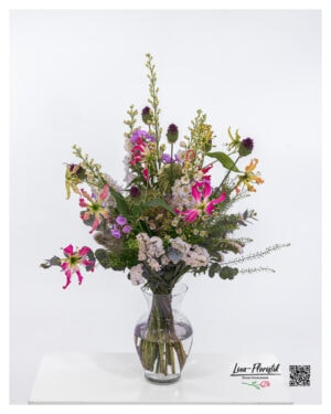 Sommerstrauß mit Rittersporn und Gloriosa – locker gebundener Strauß mit Allium, Phlox, Kamille, Statice, Green Bell und Eukalyptus