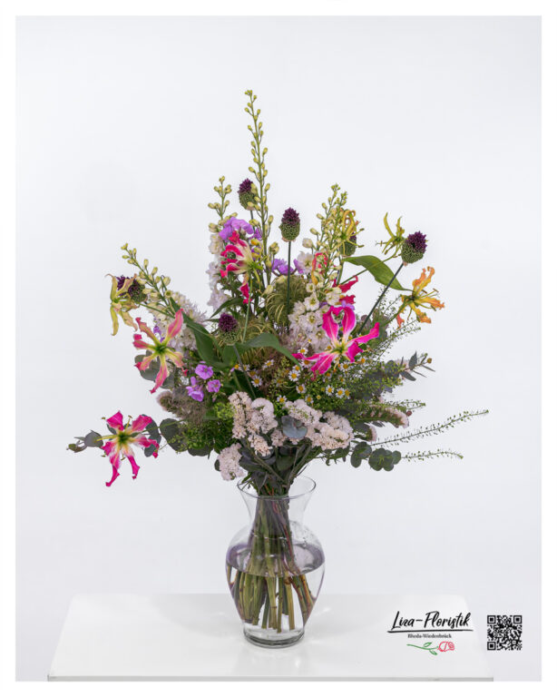 Sommerstrauß mit Rittersporn und Gloriosa – locker gebundener Strauß mit Allium, Phlox, Kamille, Statice, Green Bell und Eukalyptus
