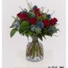 Zeitloser Blumenstrauß mit Rosen – mit Eryngium, Bartnelken und Eukalyptus