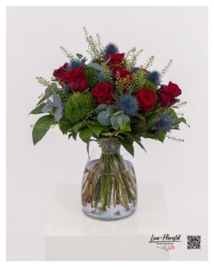 Zeitloser Blumenstrauß mit Rosen – mit Eryngium, Bartnelken und Eukalyptus
