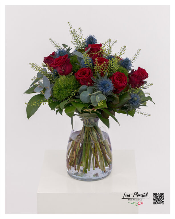 Zeitloser Blumenstrauß mit Rosen – mit Eryngium, Bartnelken und Eukalyptus