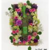Blumengesteck in rustikaler Holzkiste mit Sekt, rosa Rosen, violetten Blüten, cremeweißen Santini und zartem Perückenstrauch