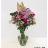 Blumenstrauß mit Lilien und Rosen kombiniert frische Kamille und zarten Strandflieder zu einem harmonischen, farbenfrohen Arrangement.