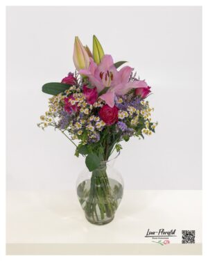 Blumenstrauß mit Lilien und Rosen kombiniert frische Kamille und zarten Strandflieder zu einem harmonischen, farbenfrohen Arrangement.