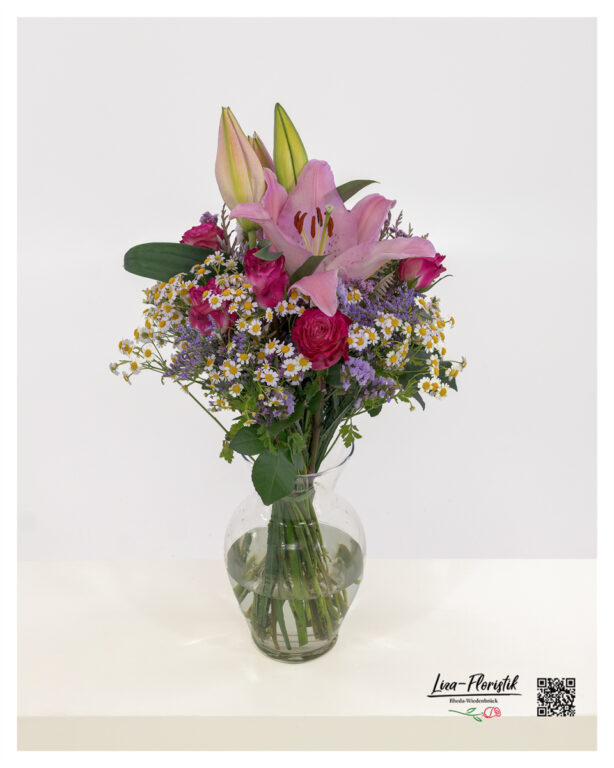 Blumenstrauß mit Lilien und Rosen kombiniert frische Kamille und zarten Strandflieder zu einem harmonischen, farbenfrohen Arrangement.