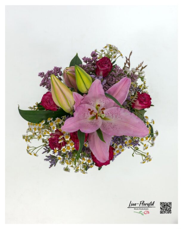 Detailansicht des Lilien‑Rosen‑Straußes zeigt die feine Struktur von Kamille und Strandflieder und unterstreicht die ausgewogene, natürliche Komposition.