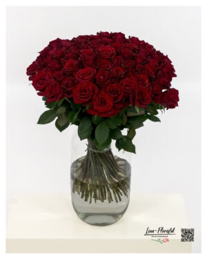 Eleganter Blumenstrauß mit 70 roten Rosen, dicht und voll gebunden
