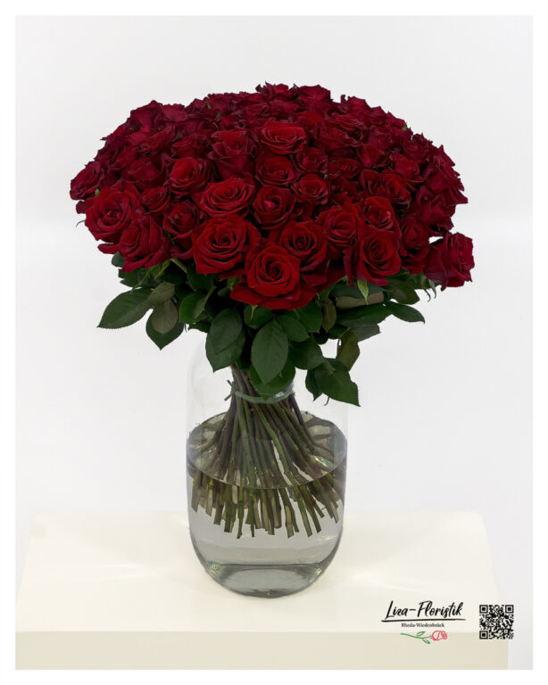 Eleganter Blumenstrauß mit 70 roten Rosen, dicht und voll gebunden