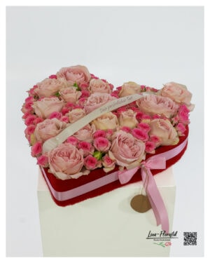 Herzgesteck zum Geburtstag – große Rosen in Altrosa und kleine Polyantharosen in Rosa und Pink, dicht und lückenlos gesteckt, pur ohne Beiwerk