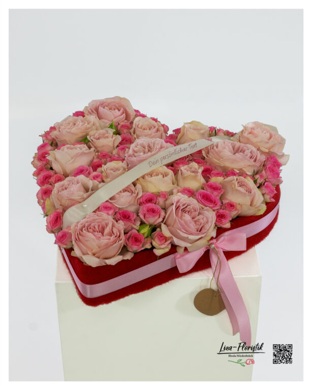 Herzgesteck zum Geburtstag – große Rosen in Altrosa und kleine Polyantharosen in Rosa und Pink, dicht und lückenlos gesteckt, pur ohne Beiwerk