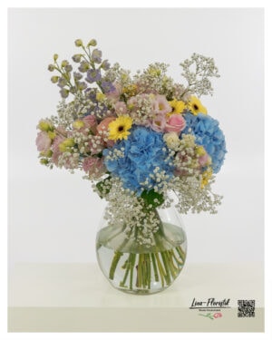 Großer Blumenstrauß in Pastell mit blauen Hortensien,  gelben Gerbera, rosa Rosen und Rittersporn