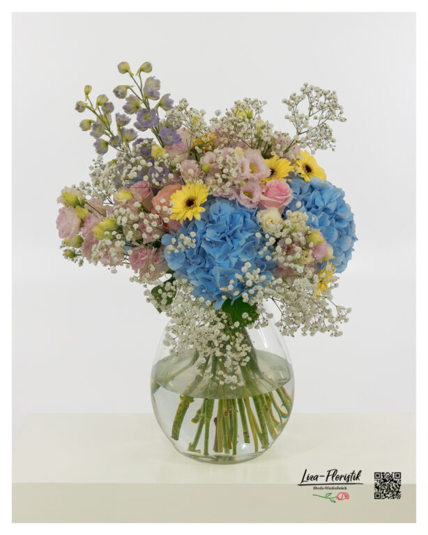 Großer Blumenstrauß in Pastell mit blauen Hortensien,  gelben Gerbera, rosa Rosen und Rittersporn