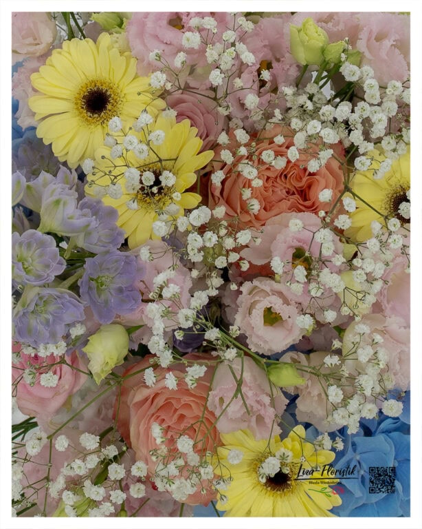 Nahaufnahme eines pastellfarbenen Blumenstraußes mit gelben Gerbera, rosa und apricotfarbenen Rosen, Lisianthus, hellblauer Hortensie, Rittersporn und Schleierkraut