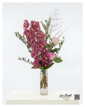 Ein Blumenstrauß mit Orchideen, Premium Rosen und Olivenzweigen