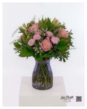 Rosa Blumenstrauß mit Rosen, Alstroemerien und Schleierkraut